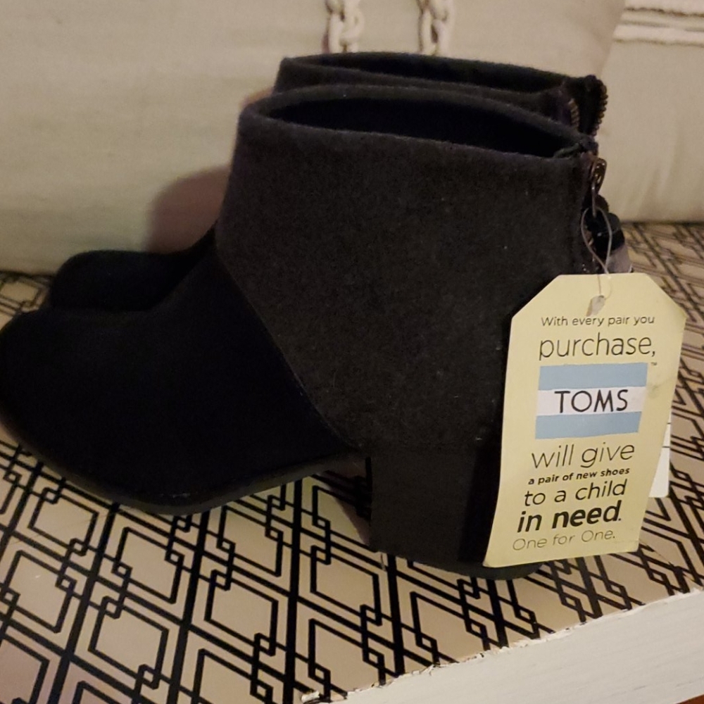 NWT TOMS Leila Black Wool Felt 8.5 Bootie